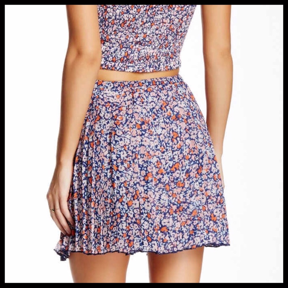 BCBGENERATION PLEAT CHIFFON FLORAL MINI SKIRT - Picture 5 of 8